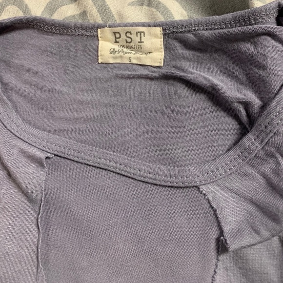 Urban Outfitters Half Sleeve V Neck T-Shirt - Picture 2 of 3